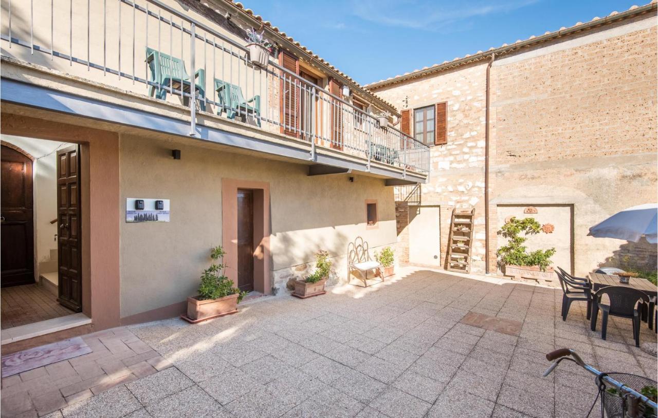Gorgeous Home In Montalcino With Kitchen Buitenkant foto